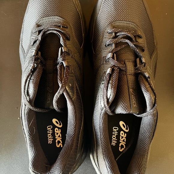 Asics Black Athletic Shoes with Sleek Design - Picture 3 of 4